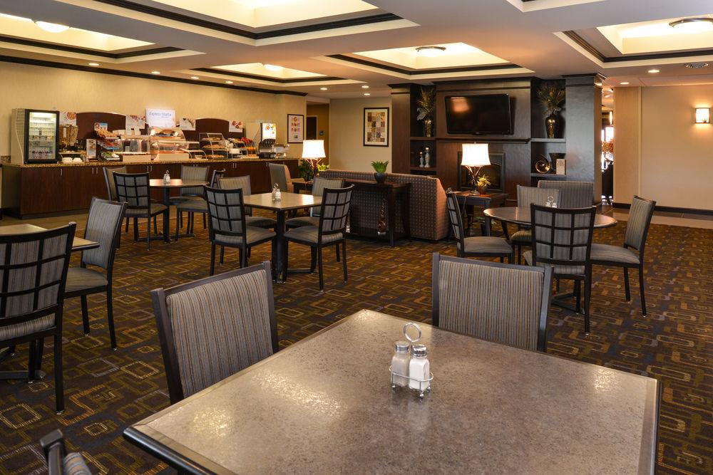 Holiday Inn Express & Suites Fairmont By Ihg Buitenkant foto