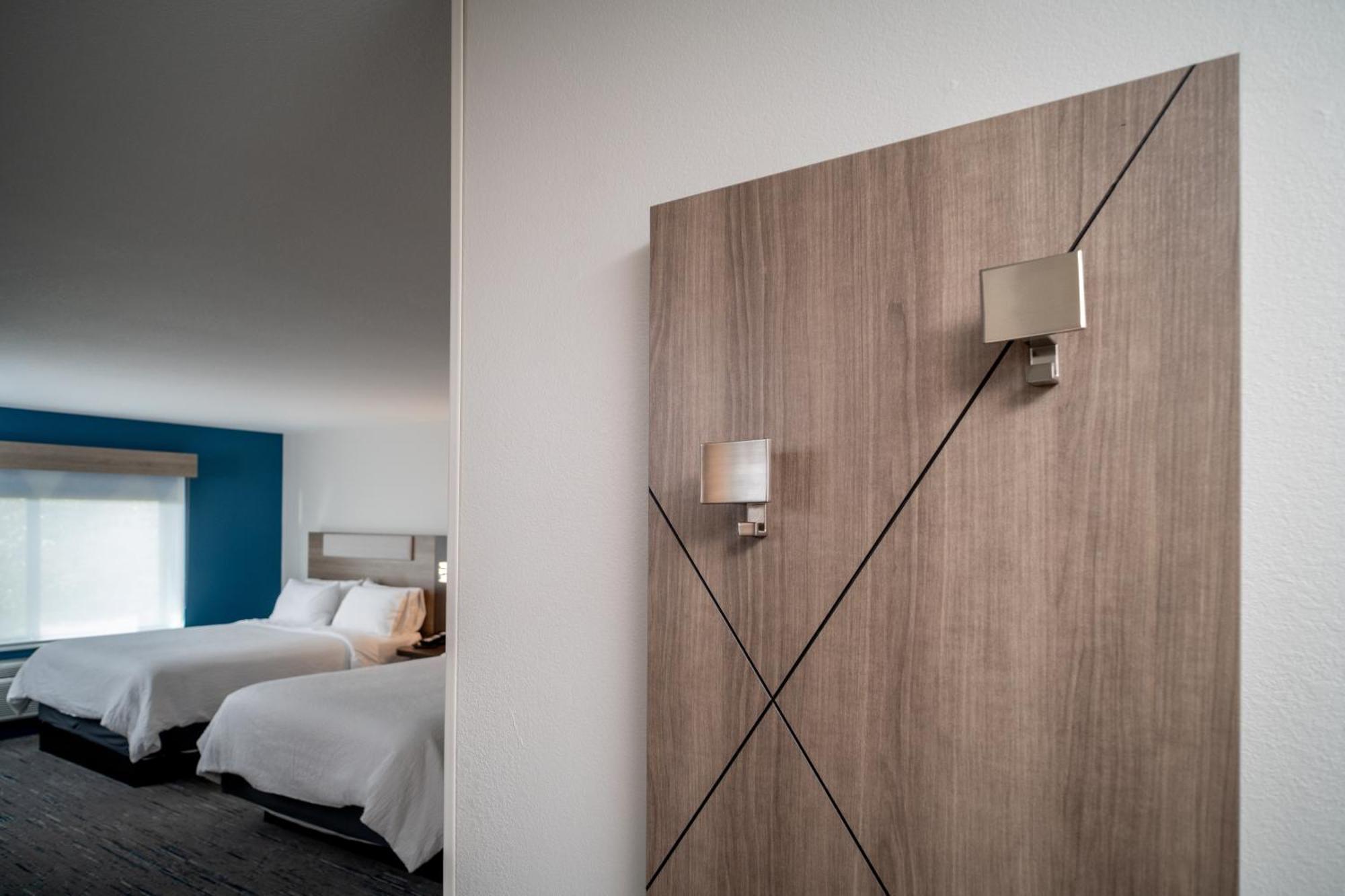 Holiday Inn Express & Suites Fairmont By Ihg Buitenkant foto