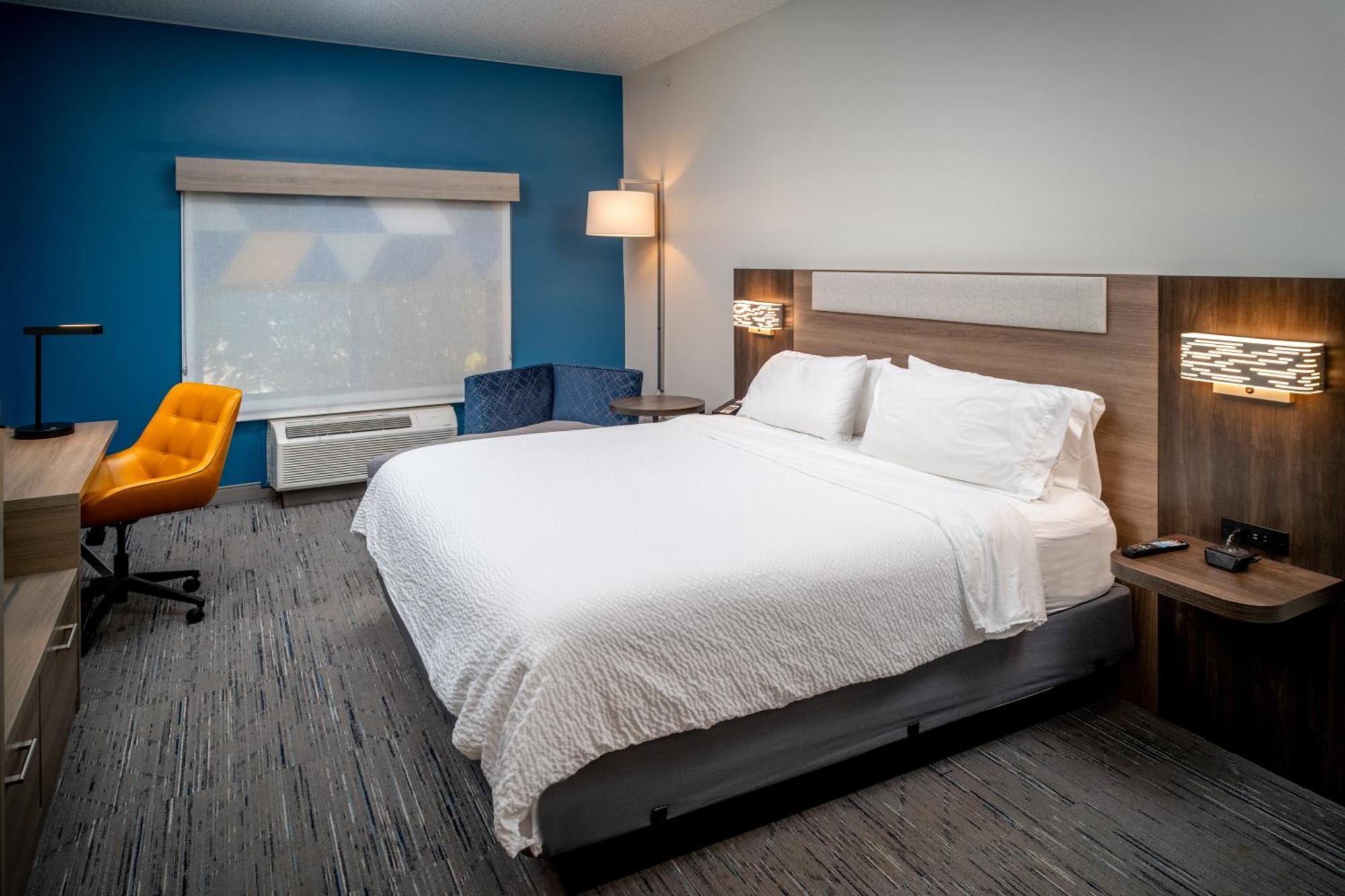 Holiday Inn Express & Suites Fairmont By Ihg Buitenkant foto