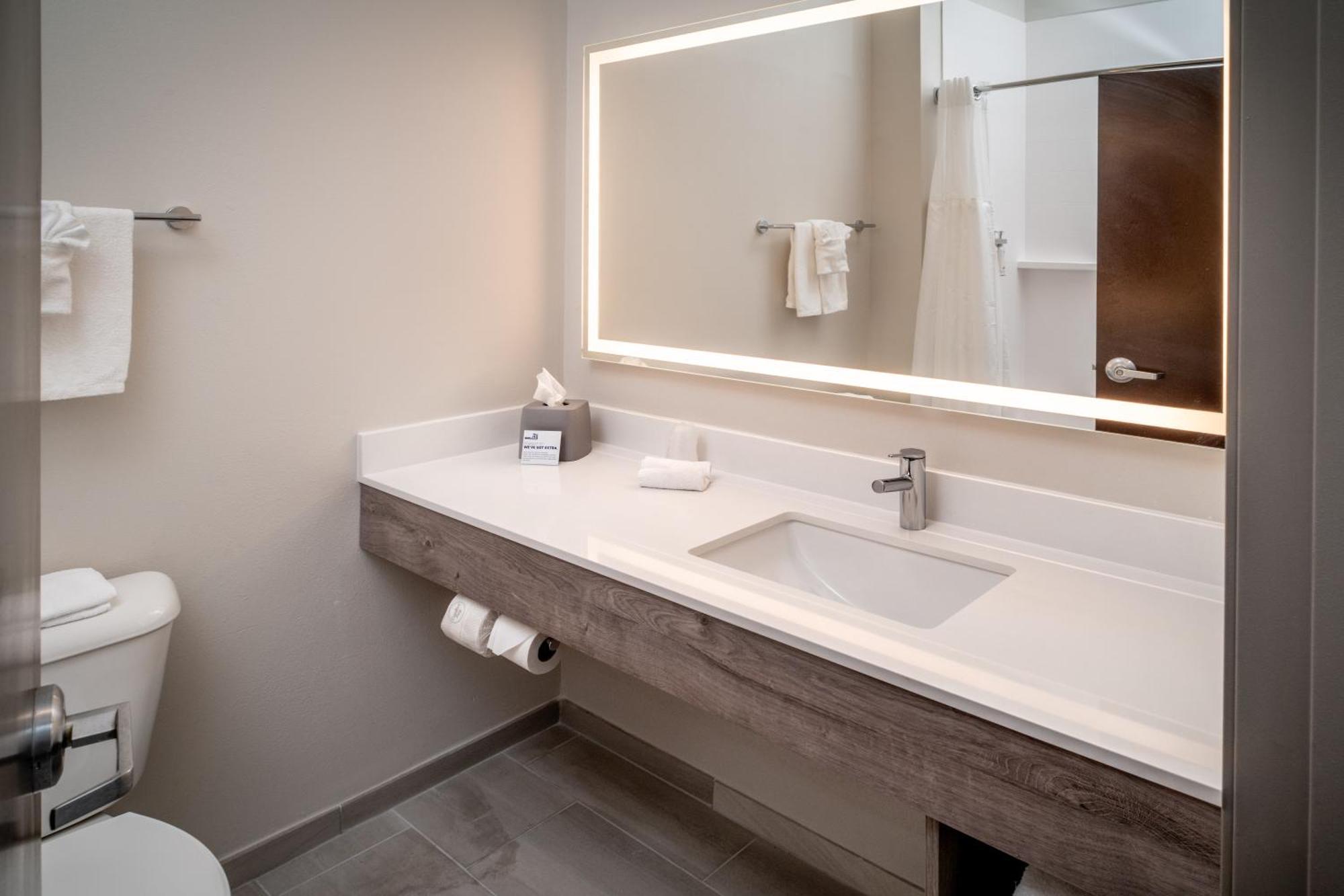 Holiday Inn Express & Suites Fairmont By Ihg Buitenkant foto