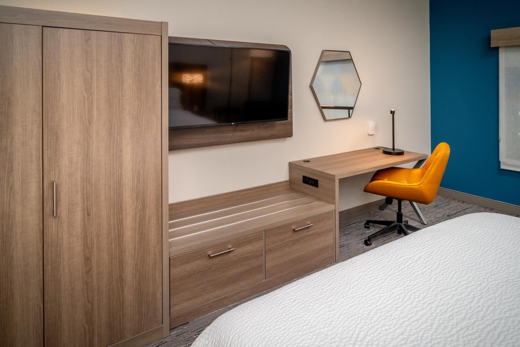 Holiday Inn Express & Suites Fairmont By Ihg Buitenkant foto
