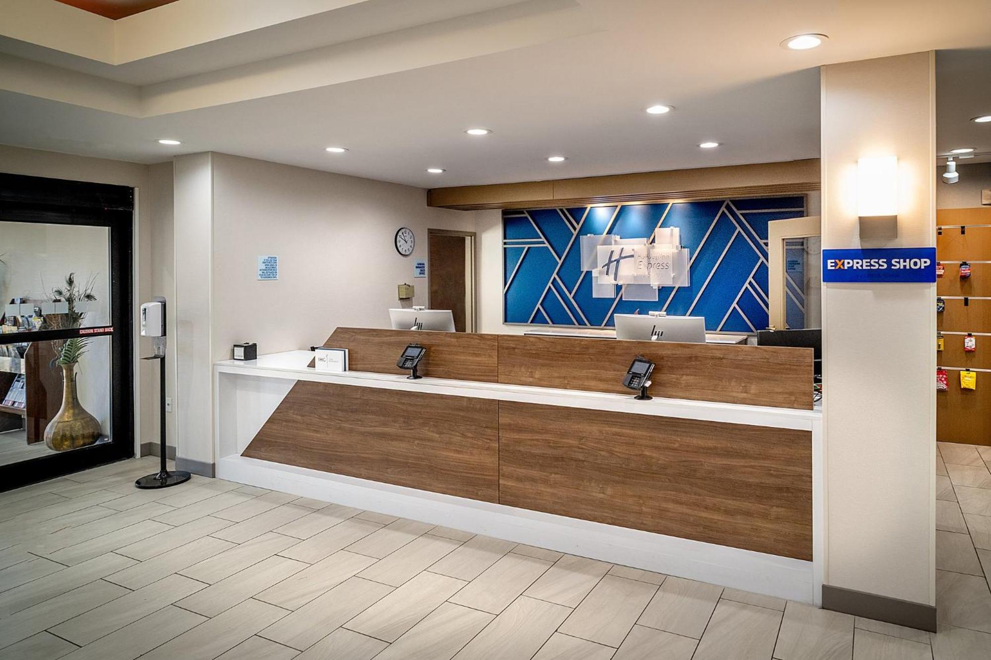Holiday Inn Express & Suites Fairmont By Ihg Buitenkant foto