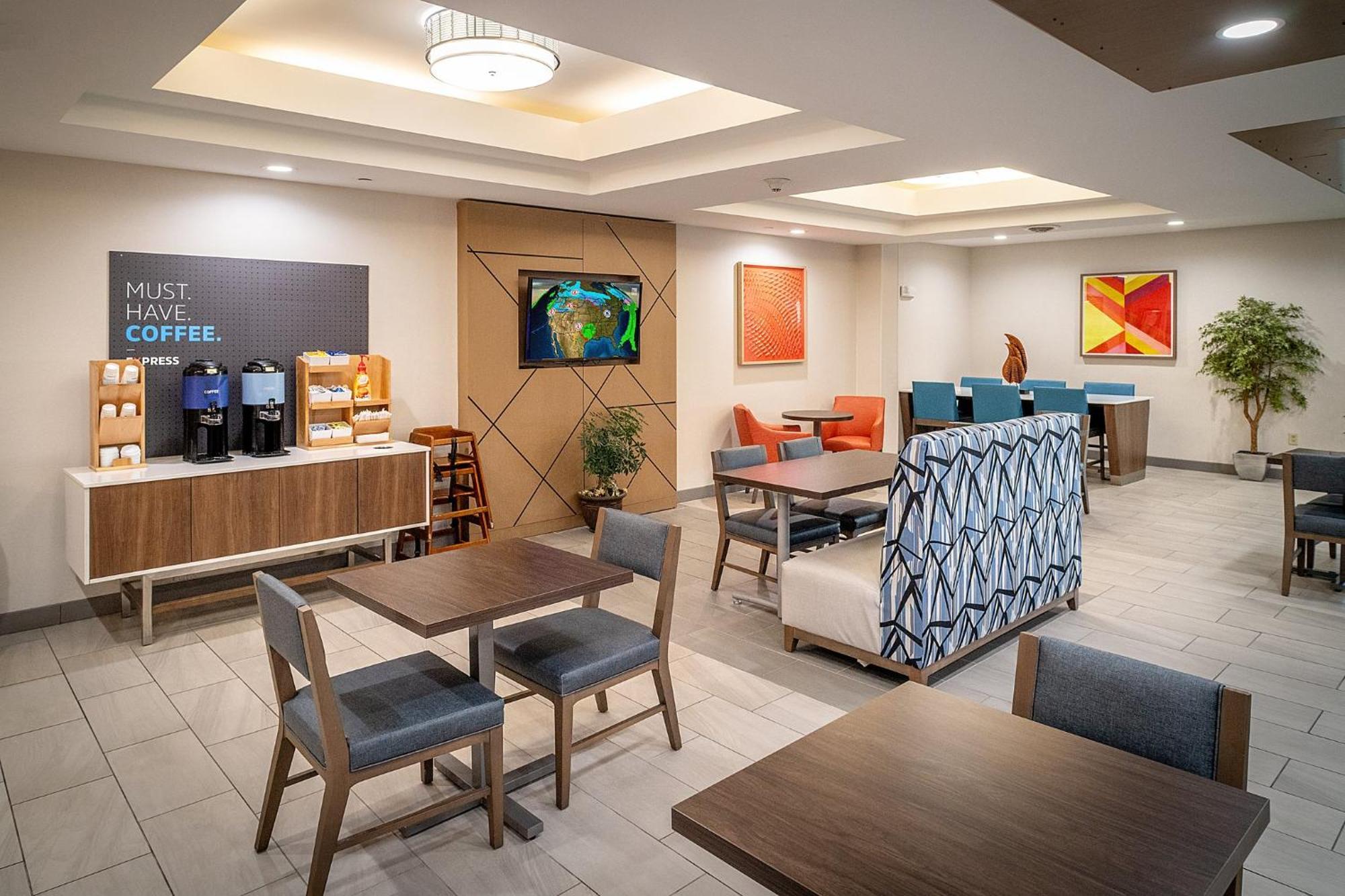 Holiday Inn Express & Suites Fairmont By Ihg Buitenkant foto