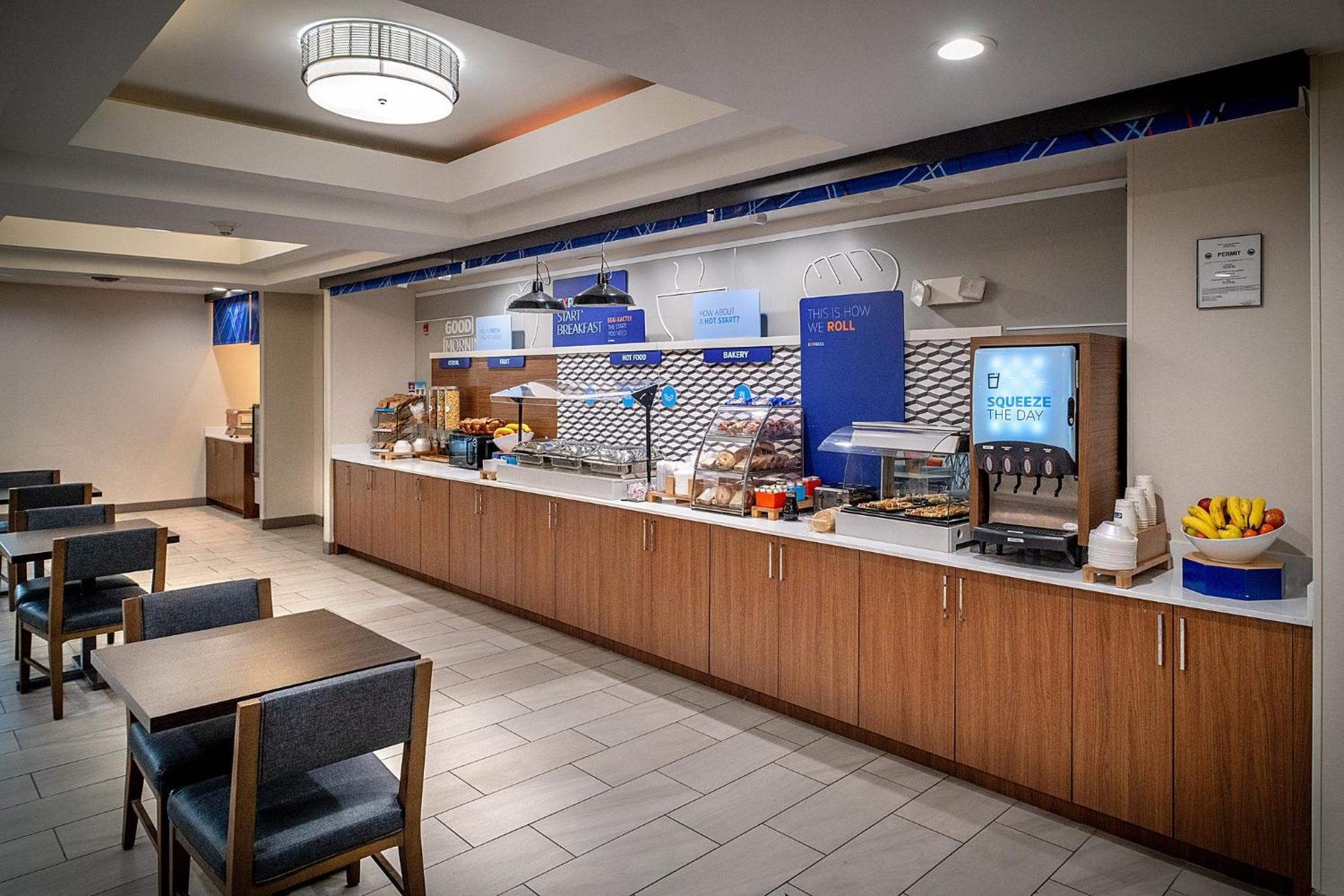 Holiday Inn Express & Suites Fairmont By Ihg Buitenkant foto
