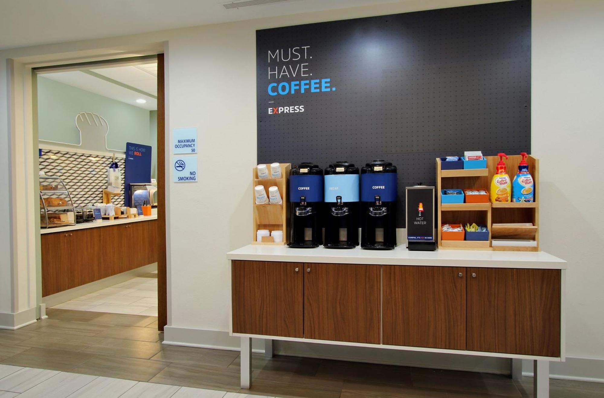 Holiday Inn Express & Suites Fairmont By Ihg Buitenkant foto