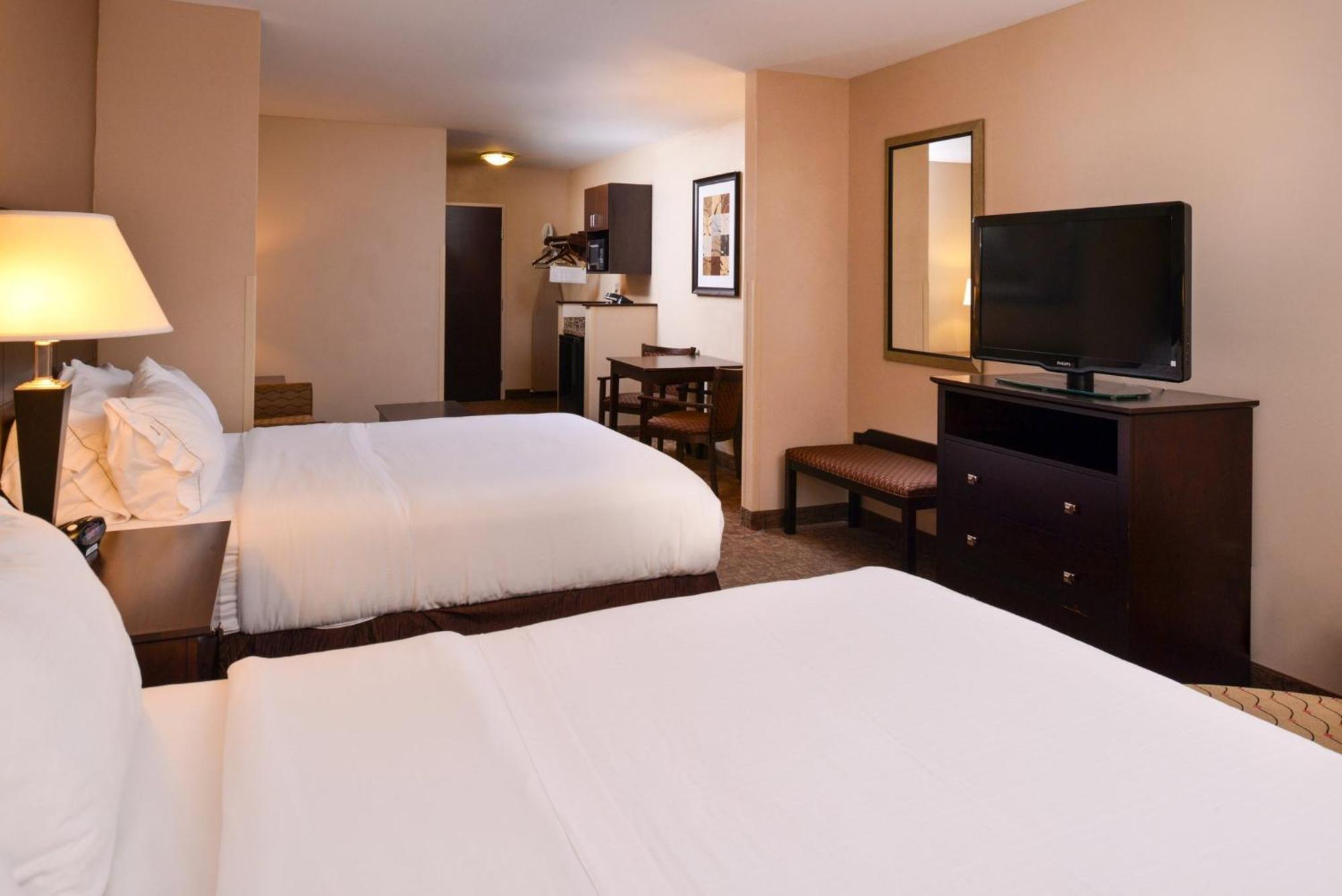 Holiday Inn Express & Suites Fairmont By Ihg Buitenkant foto