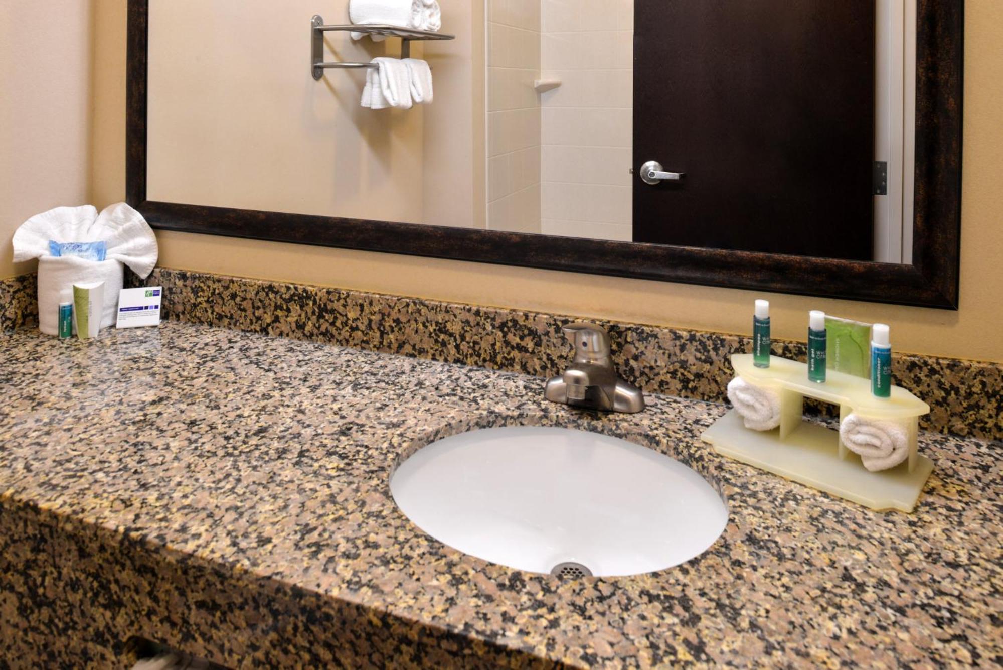 Holiday Inn Express & Suites Fairmont By Ihg Buitenkant foto