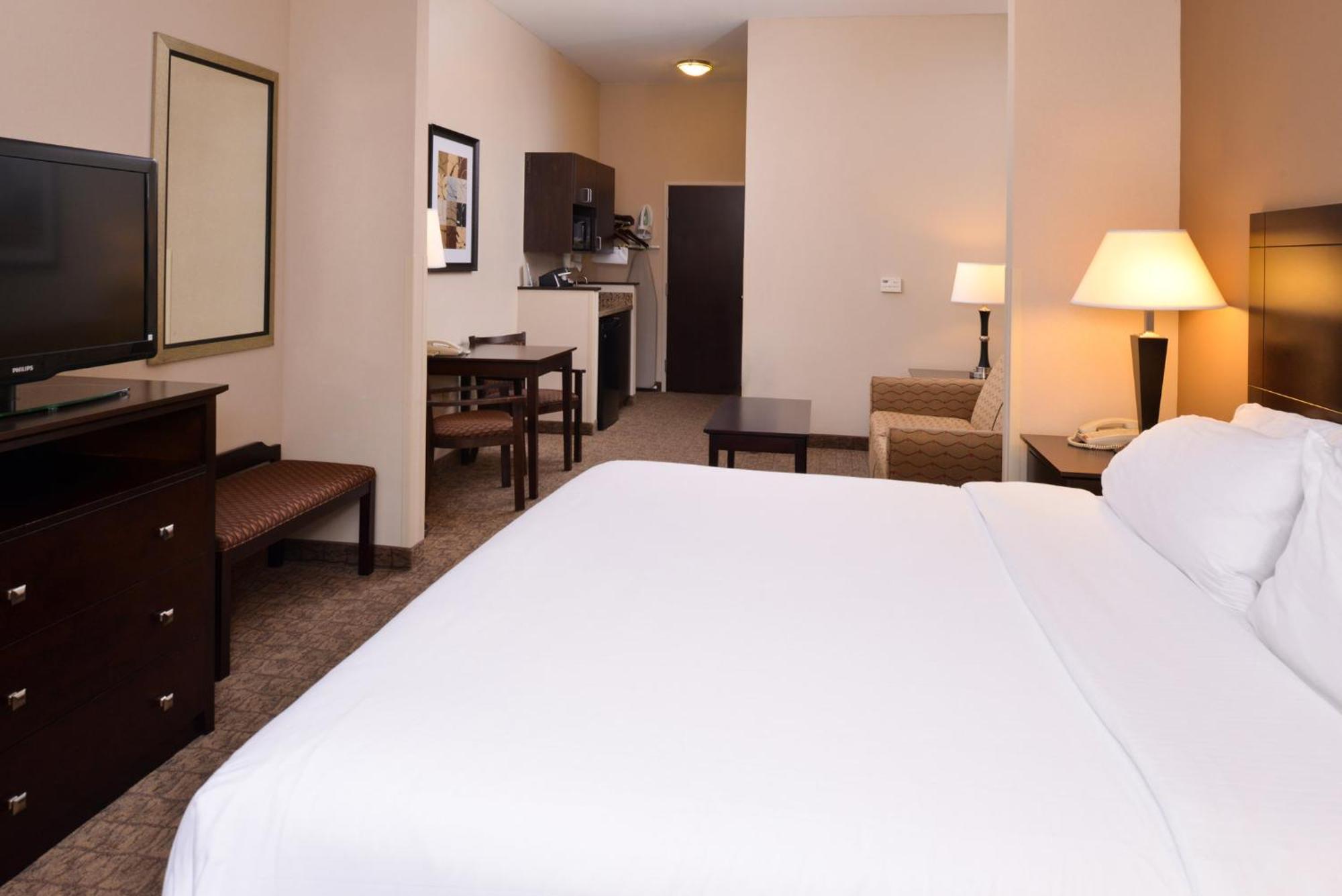Holiday Inn Express & Suites Fairmont By Ihg Buitenkant foto