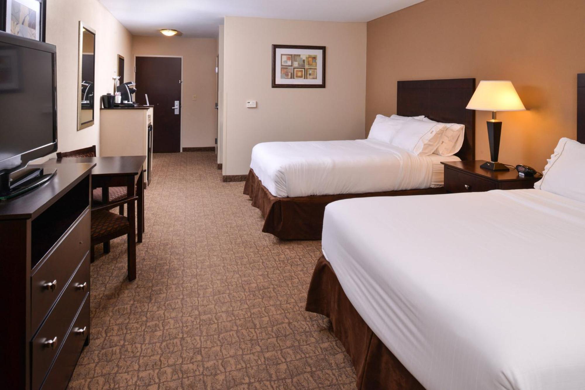 Holiday Inn Express & Suites Fairmont By Ihg Buitenkant foto