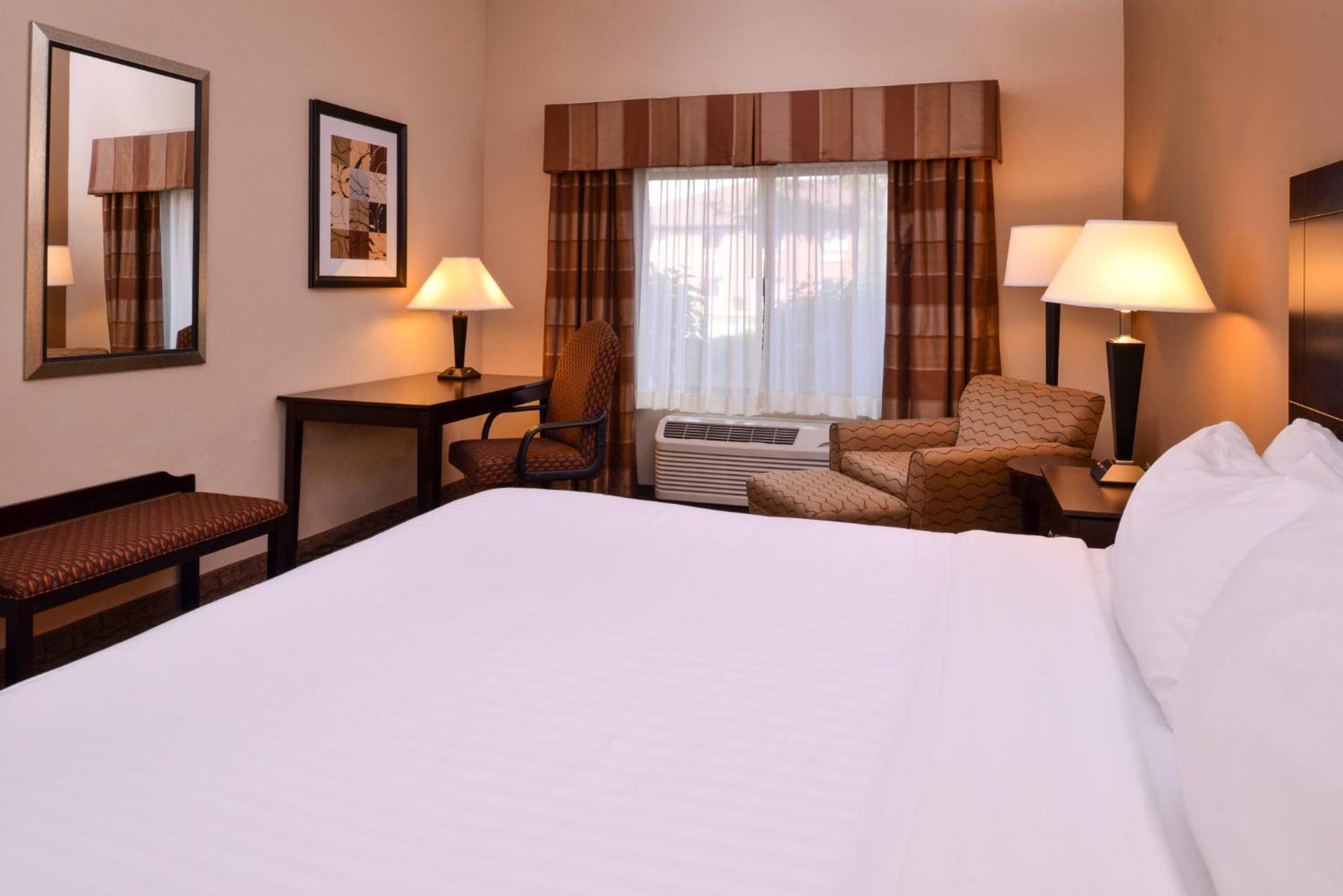 Holiday Inn Express & Suites Fairmont By Ihg Buitenkant foto