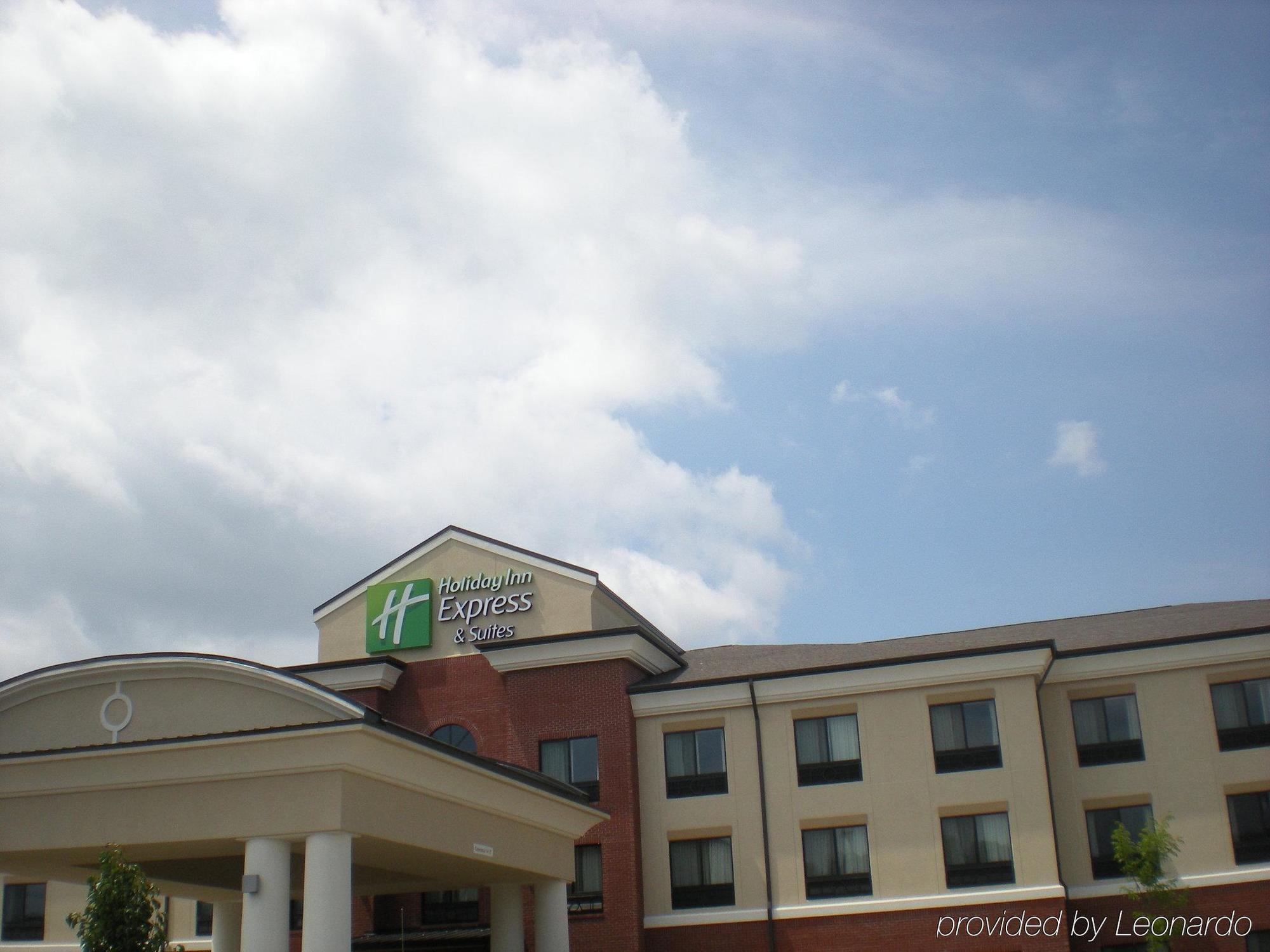 Holiday Inn Express & Suites Fairmont By Ihg Buitenkant foto