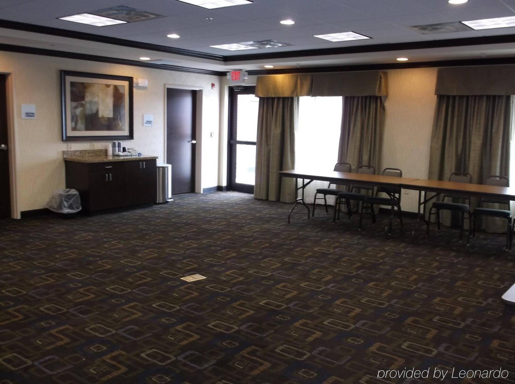 Holiday Inn Express & Suites Fairmont By Ihg Buitenkant foto