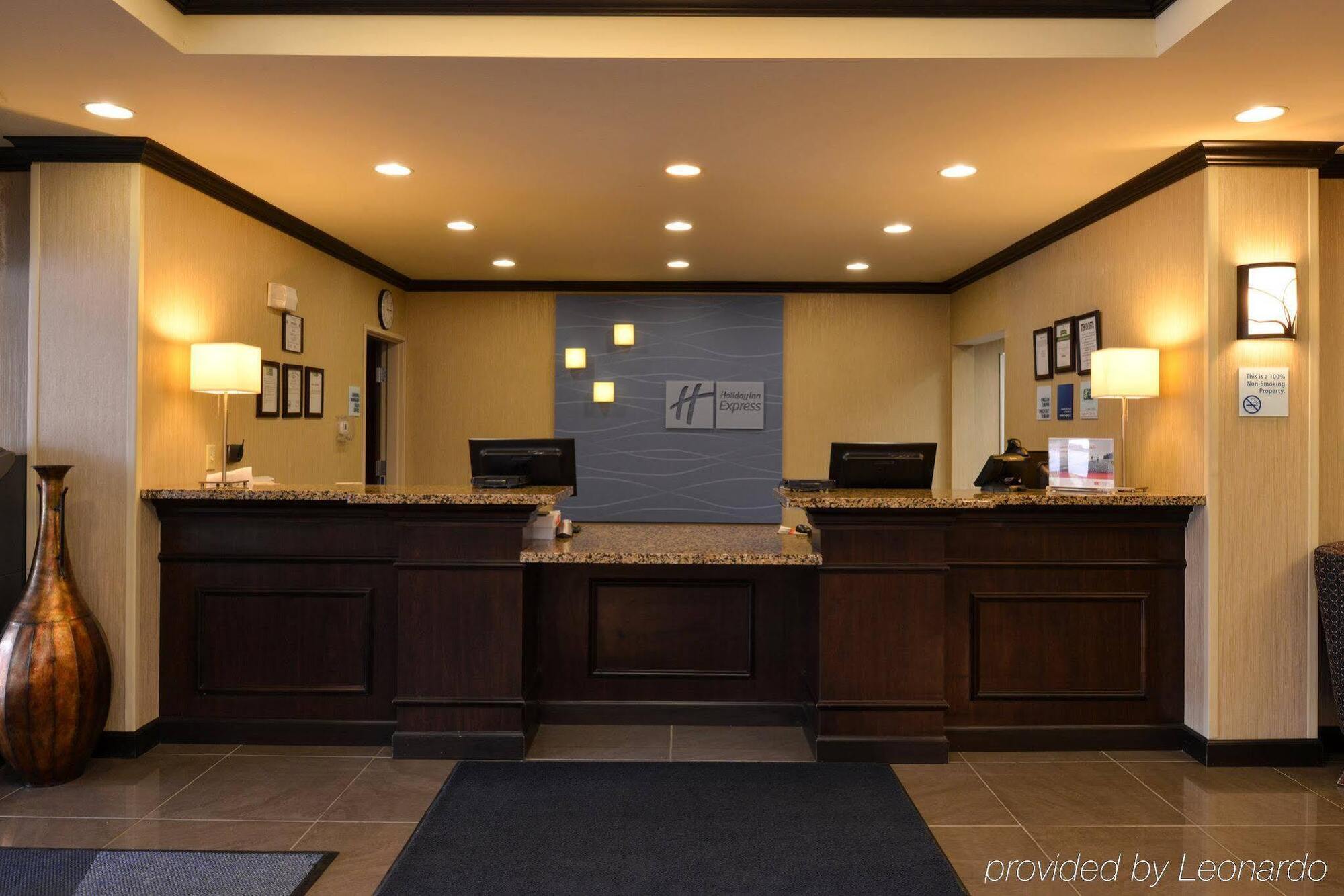 Holiday Inn Express & Suites Fairmont By Ihg Buitenkant foto